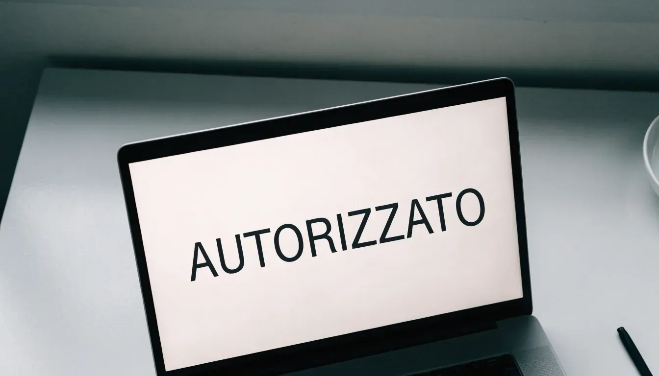 Un foglio di concessione in carta con un timbro rosso, appoggiato su una scrivania di legno accanto a una penna